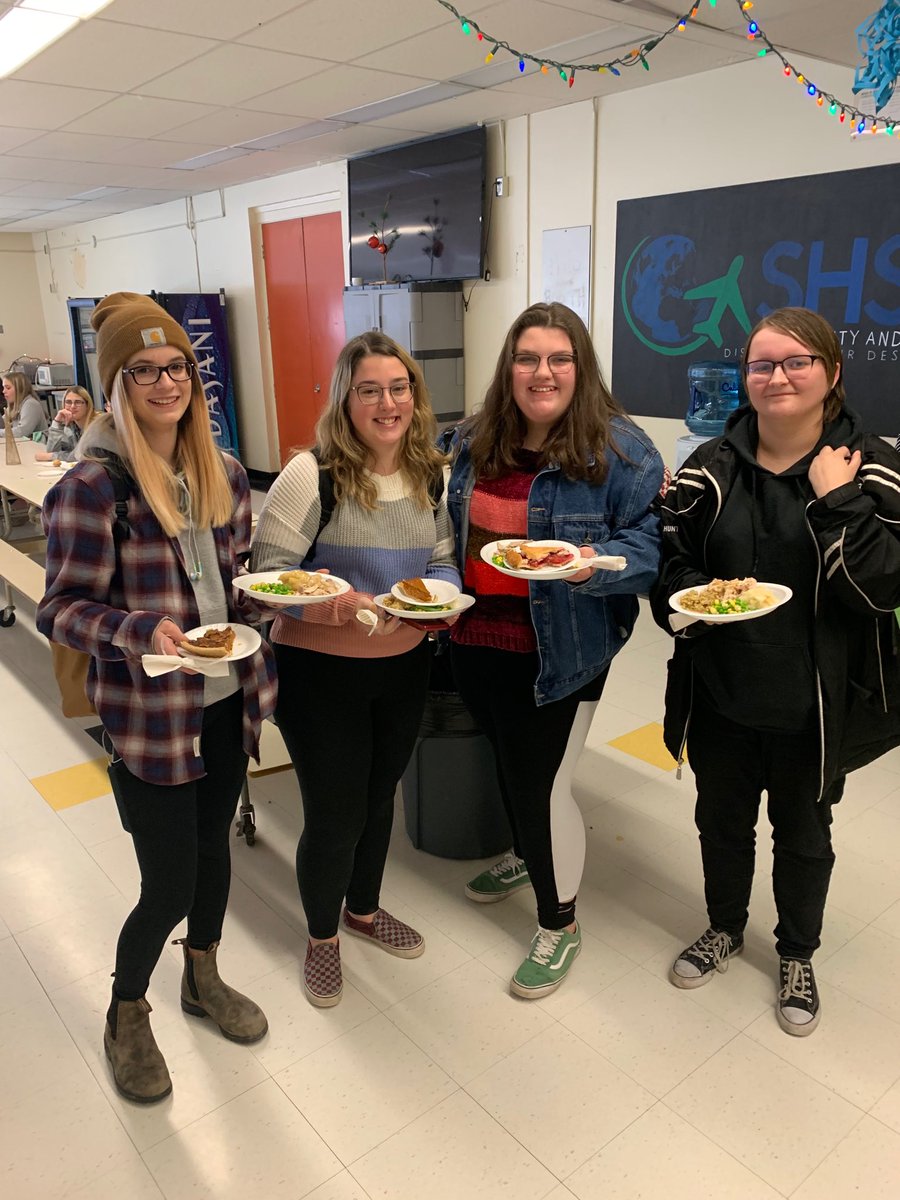 Trenton_HS's tweet photo. Holiday lunch in full swing! So much food...so many volunteers! https://t.co/824i8eVXGj