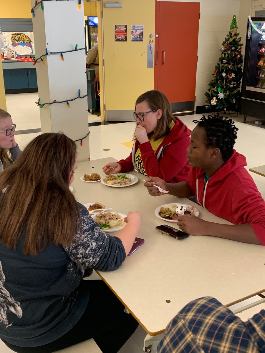 Trenton_HS's tweet photo. Holiday lunch in full swing! So much food...so many volunteers! https://t.co/824i8eVXGj