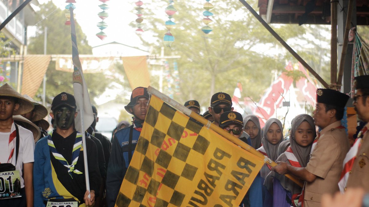 PrabaRasa's tweet photo. [Minggu, 27 Oktober 2019] 
Pembukaan kegiatan Lomba Lintas Medan ke-15 Tahun 2019 dengan tema BRAGACAKRA (Bersama Gerakan Pramuka Ciptakan Kader Perwira) oleh Kak H. Nanang Permana, S.H

@dkcciamis07
@Pramuka_Ciamis @dkd_Jabar @DK_Nasional @MyprideMagz 
#GerakanPramuka https://t.co/oJertoynda