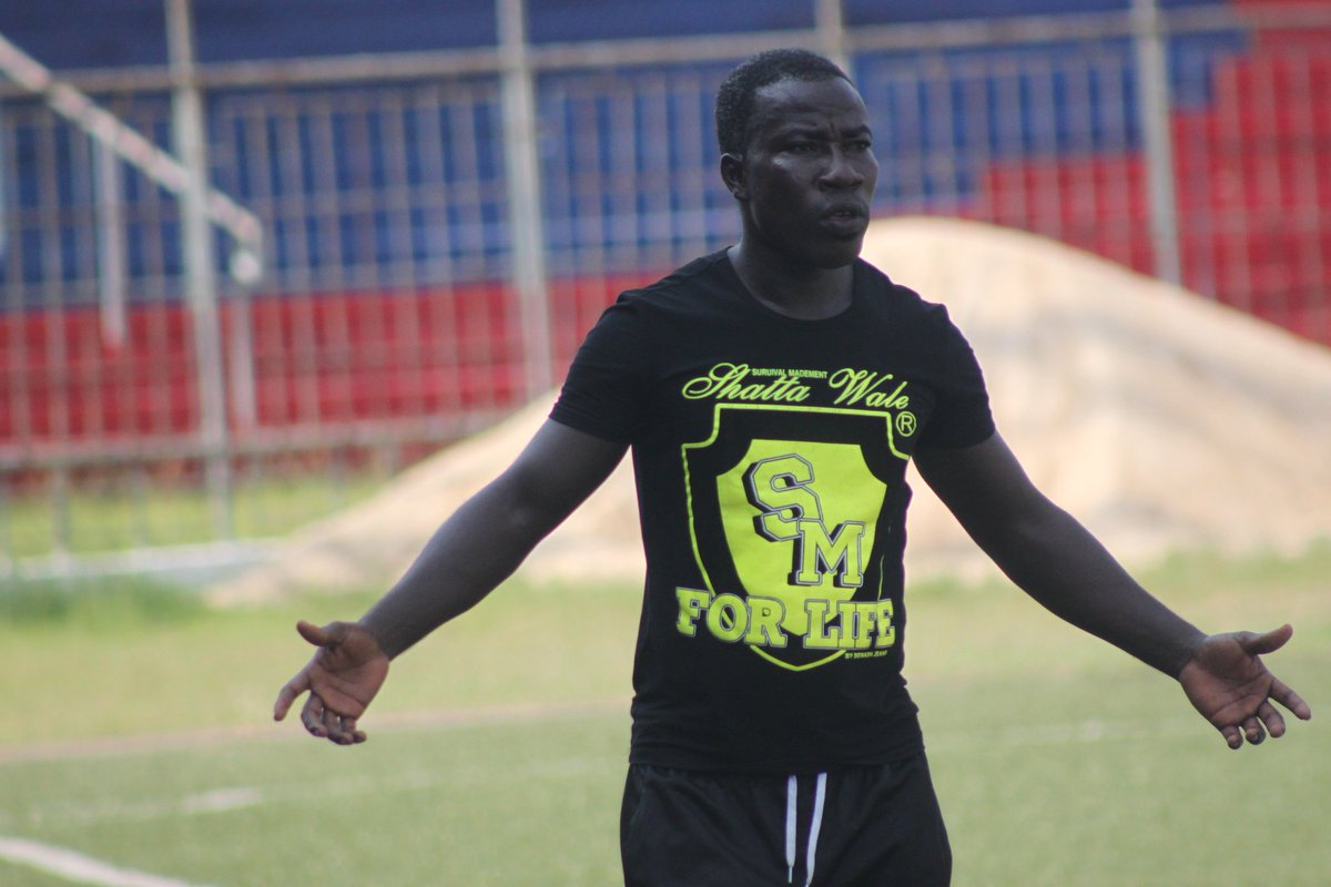 WesleyKla's tweet photo. #ShattaMovementLiberia🇱🇷

Stepped out today to watch the inter-school sports association football tournament and saw this coach on the touchline in his #ShattaMovement shirt.

#SM soldiers must be proud of him.
@shattawalegh https://t.co/bR1kkoR7e6