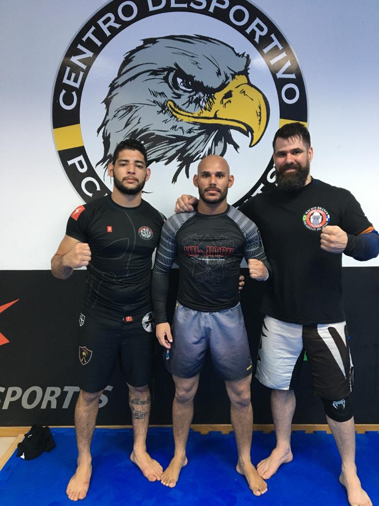 DouglasZasou's tweet photo. Mais um ano se passa e entregamos nosso último evento deixando fluir toda nossa Boa Energia. Muito aprendizado e Treino duro. Assim, vamos construindo nossos laços de Amizade através da Luta.
#JiuJitsu
#lutalivre
#greppling
#fight
#everydayporrada https://t.co/YdU4DPPU1z