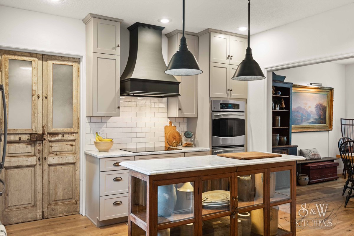 SWKitchens's tweet photo. American Colonial Revival - what would that look like in 2020? Just like this!
Designer Sarah Kraus. https://t.co/1ljtH7NFZg
#SWKitchens #SimplyWonderful #LoveYourHome #KitchenRemodel #BathRemodel https://t.co/oBCCsectRX