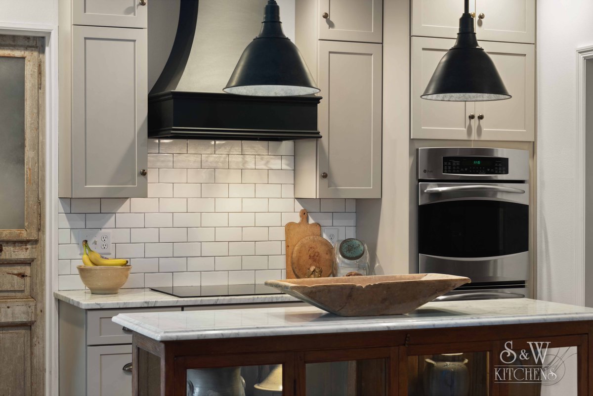 SWKitchens's tweet photo. American Colonial Revival - what would that look like in 2020? Just like this!
Designer Sarah Kraus. https://t.co/1ljtH7NFZg
#SWKitchens #SimplyWonderful #LoveYourHome #KitchenRemodel #BathRemodel https://t.co/oBCCsectRX