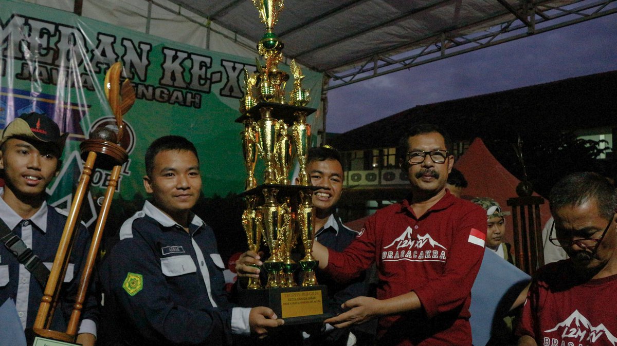 PrabaRasa's tweet photo. [Minggu, 27 Oktober 2019] 
Pembagian piala kepada para juara di L2M XV BRAGACAKRA 2019

@dkcciamis07
@Pramuka_Ciamis @dkd_Jabar @DK_Nasional @MyprideMagz 
#GerakanPramuka https://t.co/nk6oCx5SxX