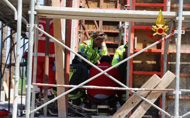 FilcaCisl's tweet photo. Due morti nei cantieri, entrambi per cadute dall'alto: a #Oppeano (#Verona) e #MonteSantAngelo (#Foggia). Turri: "#Governo investa sulla prevenzione, garantisca un congruo risarcimento a famiglie delle vittime e intervenga sulle #pensioni" https://t.co/nTZ6hkYL4d
#sicurezzalavoro https://t.co/5OvuaX0n2E