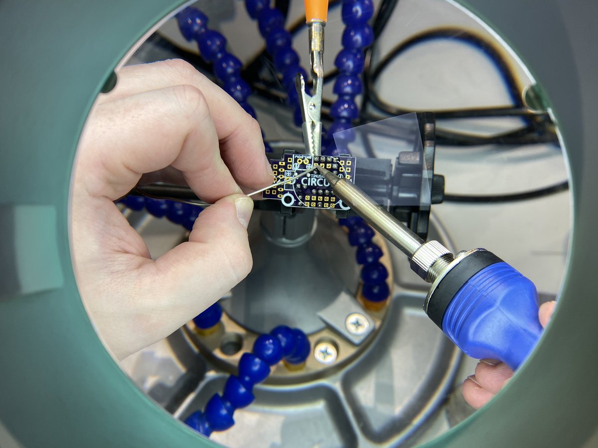 sshchicago's tweet image. Testing out our new @hakkousa tools on the @tinusaur kit as a dry run for a future soldering workshop! #Hakko #Soldering #SolderingIsFun #SolderingTools