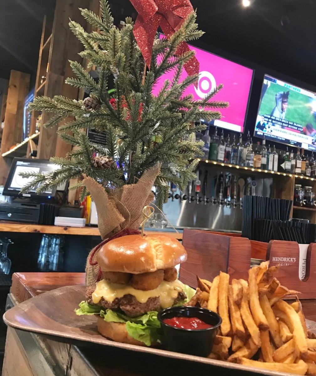 UrbanUnionArl's tweet photo. It’s the most wonderful time for burgers and beer @TheTipsyOak  ! How incredible does this look? 😋

#myurbanunion #dtarlington #holidayseason https://t.co/uqd6rY36jQ