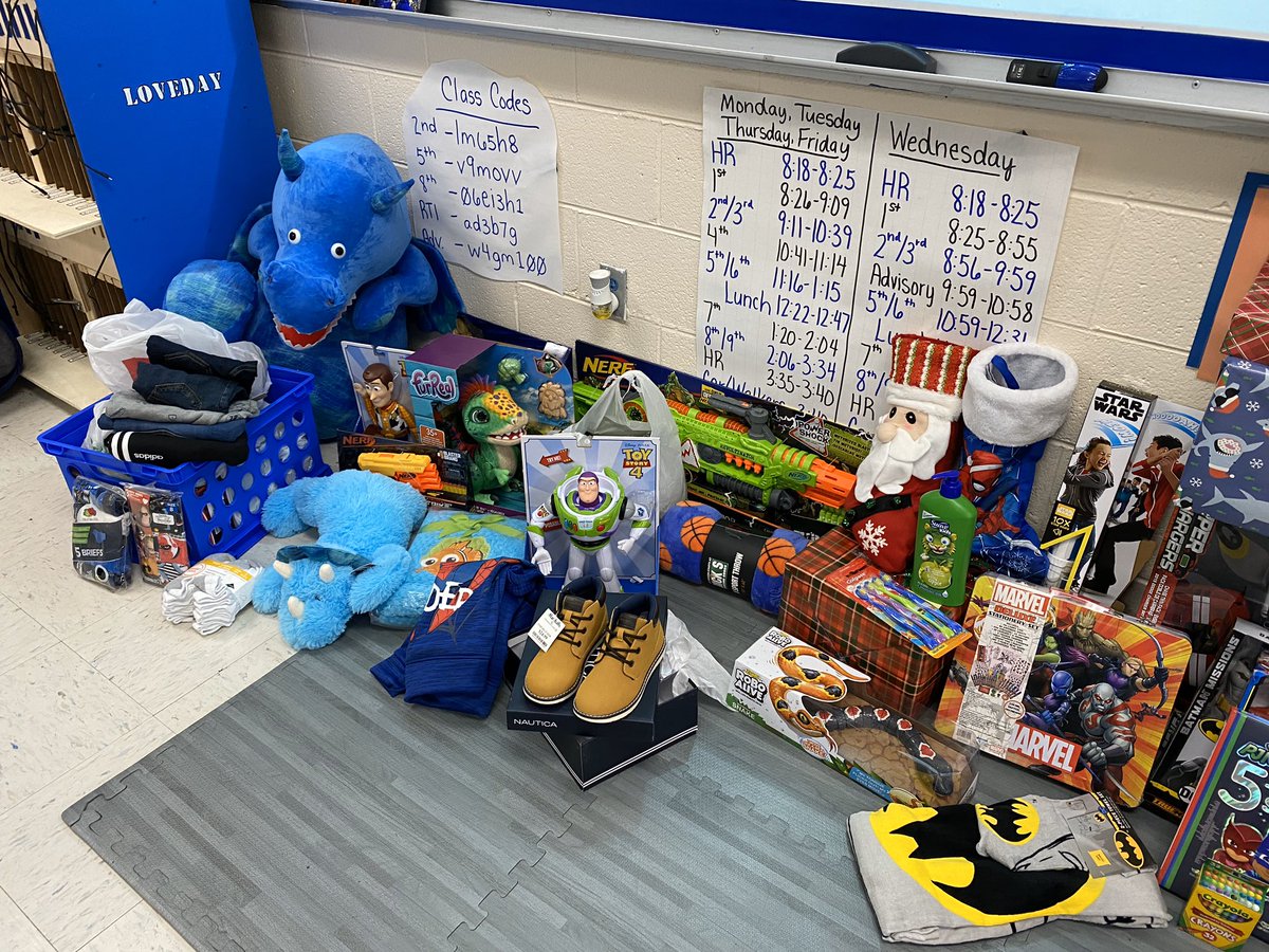 CMSHawks's tweet photo. BETA CLUB! Clinton Middle Beta Club is wishing a special five-year-old a Merry Christmas! They have been busy this month collecting gifts to bring joy to the season! #CMSBeta #EveryStudentEveryDay https://t.co/V8sekP3xcU