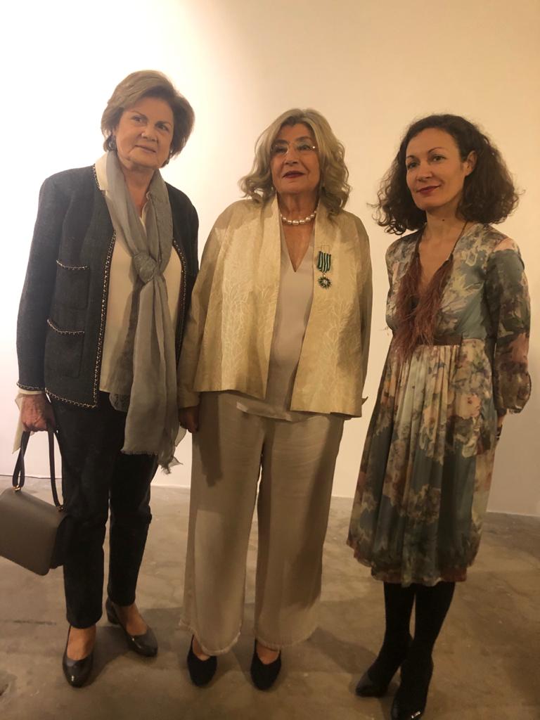 InstitutFrLiban's tweet photo. #Endirect @GalerieTanit
Remise de décoration à Mme Nayla Kettaneh Kunigk, Chevalier de l’Ordre des Arts et des Lettres par Ina Pouant, Conseillère adjointe de coopération et d’action culturelle
#IFLiban https://t.co/tx1wLHOIZ9