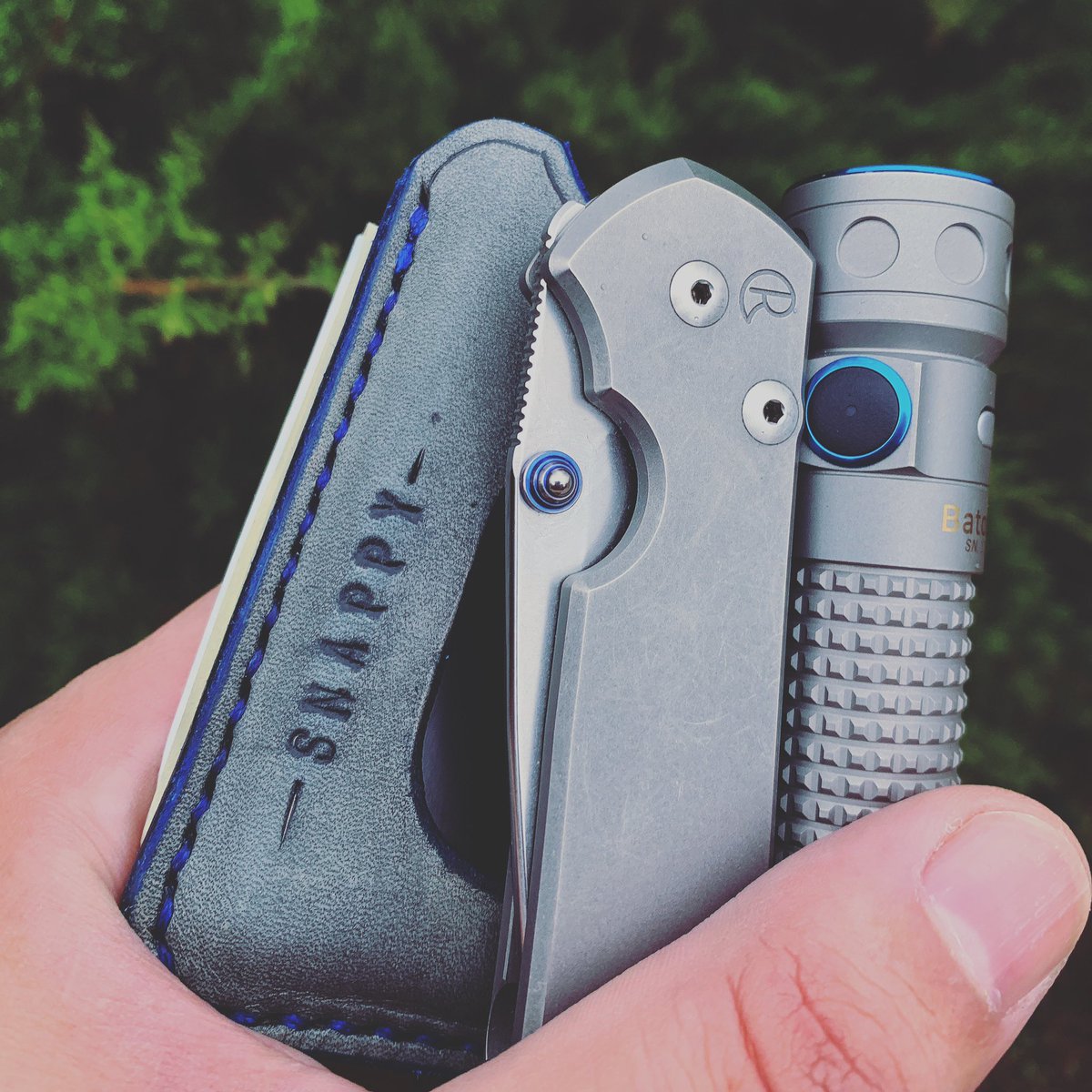 knife_stuff_001's tweet photo. Titanium Tuesday.
.🔪
.🔪
.🔪
#chrisreeve #chrisreeveknives #sebenza #sebenza21 #thinktwicecutonce #teamnevertanto #knife #knives #knives #edc #edciseverydaycarry #edcgear #edcknife #plainjanecrk #olight #olightbatonpro #olightbatonprotitanium  #leatherwallet #snappyleather https://t.co/X2EpiR2toQ