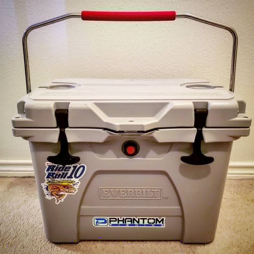 mdeskinfishing's tweet photo. picked up this #everbilt 26qt cooler a couple of weeks ago for 50% off. It's a solid built cooler with great latches and a strong handle. I'll do a full video review soon, but for the $40 I paid, I think it'll be a great addition to my outdoor gear! #markdeskinfishing #fishing https://t.co/sN9RCd4efn