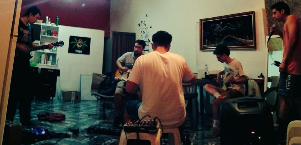 4Cuartos1's tweet photo. Ya estamos ultimando detalles! 💪💪
Este VIERNES desde las 23hs. los esperamos en VERTICAL BAR!!
Tenemos temitas nuevos, clasicos para agitarla y los temitas del E.P. "FANTASMAS". 
Seamos puntuales para agitarla mucho 🤟🤟🤟🤟
#4Cuartos 
#Fantasmas  👽👽👽👽👽 https://t.co/aXP3GOSdwx
