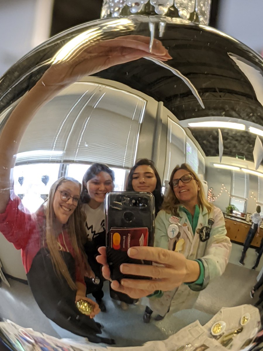 ceppie4999's tweet photo. Silvering ornaments in Chemistry! #oxidationreduction #chempHun @FTSchools @FTHighlandsHS https://t.co/3VmxG3Gm8D