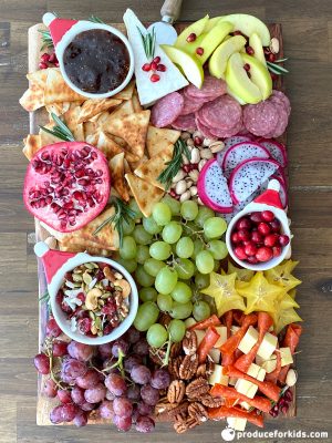 DjForryFruit's tweet photo. #GrazingBoard / Snack Board / Whatever-You-Want-To-Call-It-Board is calling our names! We're loving this board by @produceforkids – they recommend setting out all your ingredients &amp; just start placing them. No need to stress it!  https://t.co/dGVq08wjs3 #produceforkids https://t.co/kx0yuw1xI5