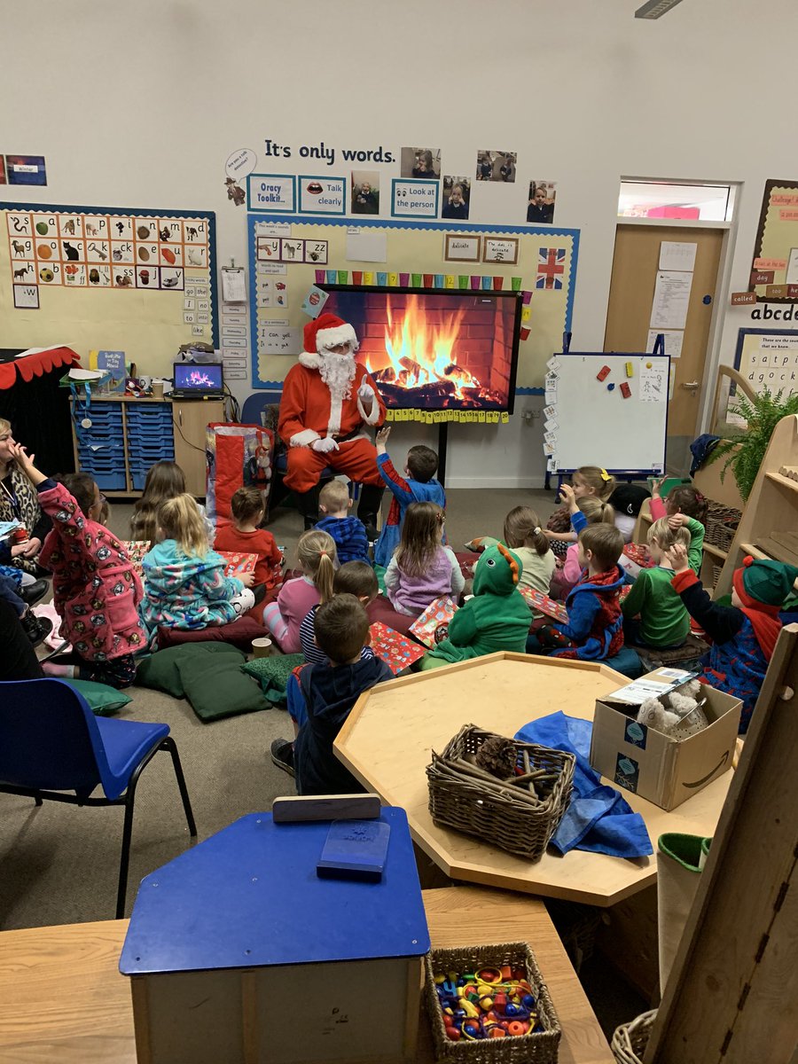 SimpsonsLane6C's tweet photo. Fantastic turnout for our KS1 Bed time story with Santa  @SimpsonsLane https://t.co/cgM1dAl5yw