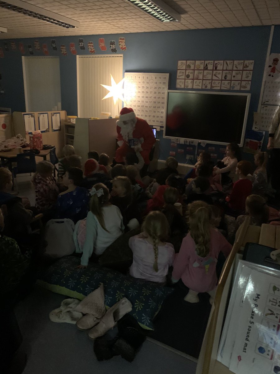 SimpsonsLane6C's tweet photo. Fantastic turnout for our KS1 Bed time story with Santa  @SimpsonsLane https://t.co/cgM1dAl5yw