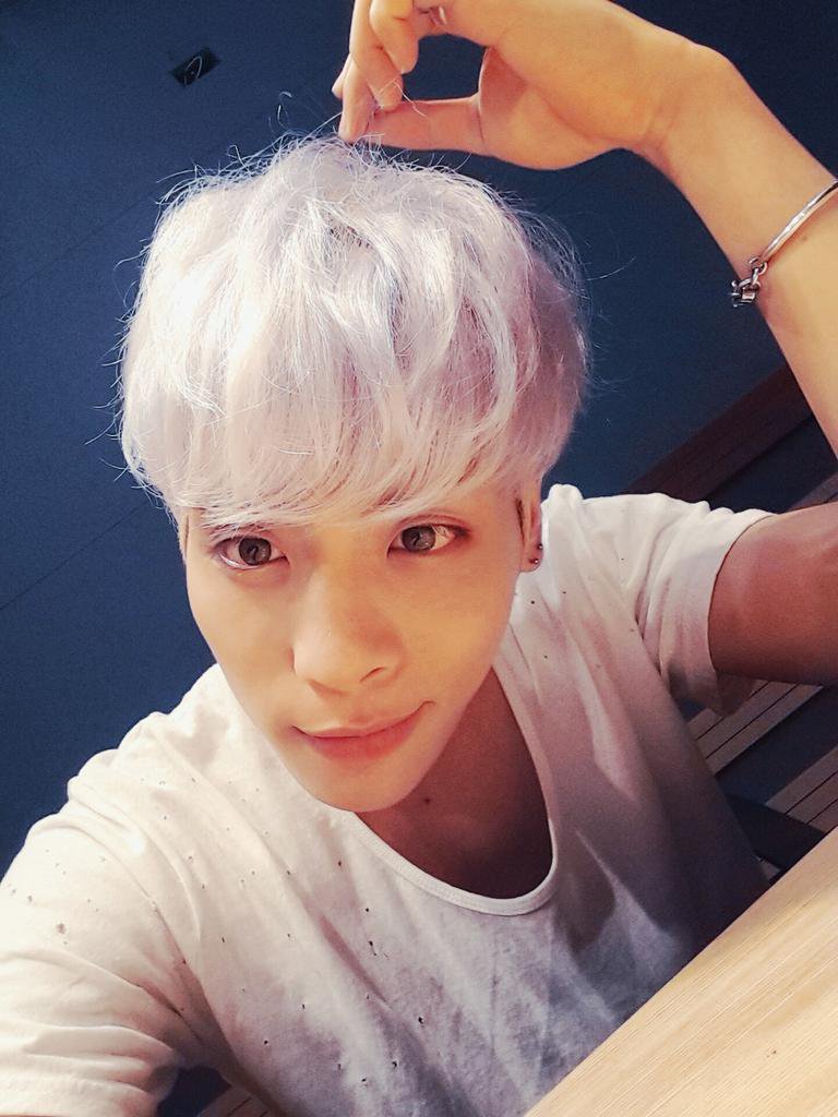 SHINee_Irie's tweet photo. @winterjonghyun @jjongkisses "beautiful human being will not be forgotten"

i love you Jonghyun and I will always will.

we missed you dearly https://t.co/nsHAhEYq6S