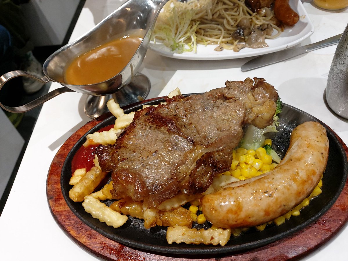 tommylitml's tweet photo. 難得排到隊食龍門打卡 先嚟影相手震😣😣
要下次再食過😠🔥🔥
#圍爐 #黃懲罰 https://t.co/ZV8P1KCe63