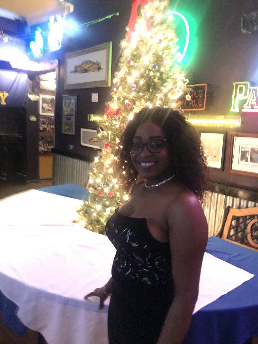 KamaraAntonia's tweet photo. The interaction was great but the food was awesome #SeafoodBuffet #OystersOnTheHalfShell  @BrianConwayTHD @BMO_MET @JoeZuniga1 @staceyjsharp1 https://t.co/4KRPuyUOC2
