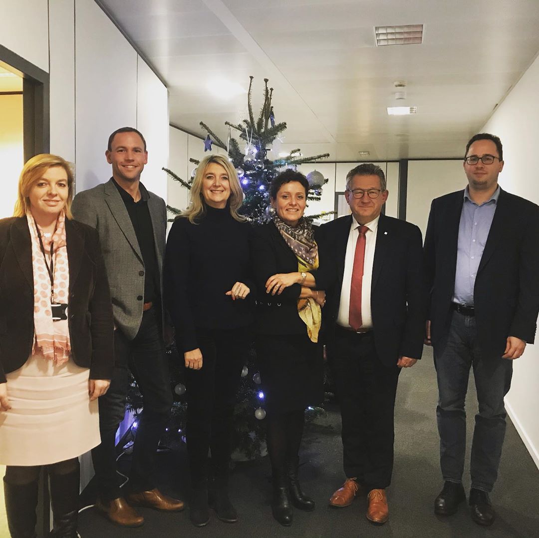 The City of Bruges' 1st meeting with new regional Minister of Mobility - on the agenda already #Handshake projects: the cycling bridge at train station and #FR30 route survey. The Minister and city have made their good cycling intentions clear for 2020! 🎁 handshakecycling.eu/bruges