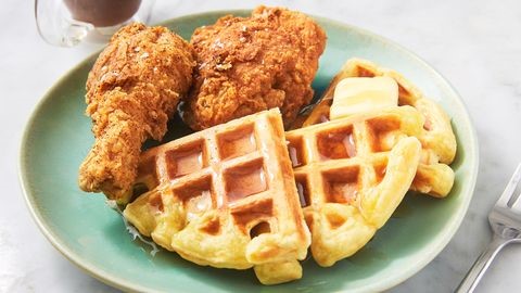 ChickenRoost's tweet photo. You can't celebrate #MapleSyrupDay without 🧇. And you can't celebrate 🧇 without 🍗 &amp; 🧇! Check out this delicious recipe from @delish https://t.co/0vf4yre2vO https://t.co/6jjPp8OnUc