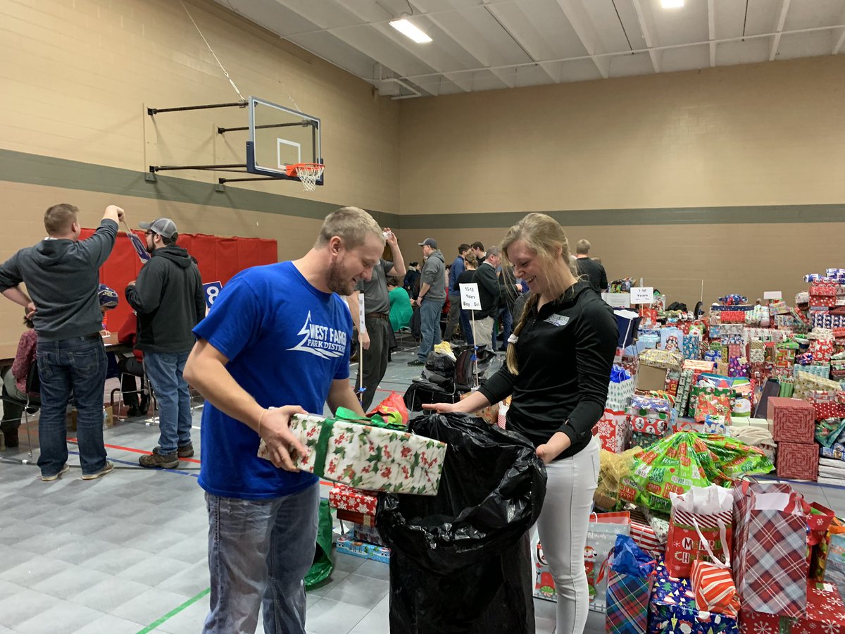 It's the season to be Merry and Bright! Staff spent the morning volunteering at the Giving Tree Tree of Hope program organized by @myFirstLink_org. #volunteer #community #wfparks
