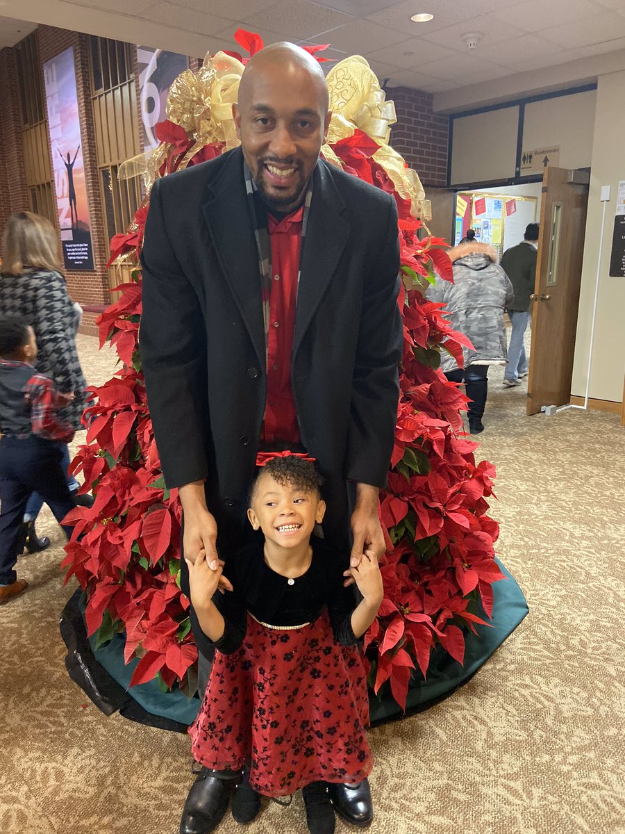 AntwonHarris21's tweet photo. Ari’s first Christmas program! She did such a wonderful job with her performance. Giving her flowers for the first time was a joy of mine. Still so very proud of her today. ❤️#christmasprogram2019🎄 #daddysgirl #christmas #twins #cuteness https://t.co/QDeAGiT0S2