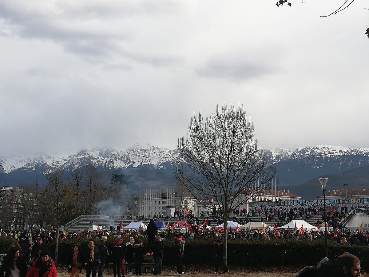 GINISTY11's tweet photo. #manifestation #17decembre2019 #reformedesretraites des amis #ClubD12 #PS â #Paris #grenoble #Bordeaux #Toulouse  beaucoup de monde partout !  #Nonyapasquelescheminots ! CC @JMCambaceres @o_malbranque @HakimaNecib @JaneEstherDray @david_latchimy @marinamalbranqu https://t.co/A2IDMfL5jV