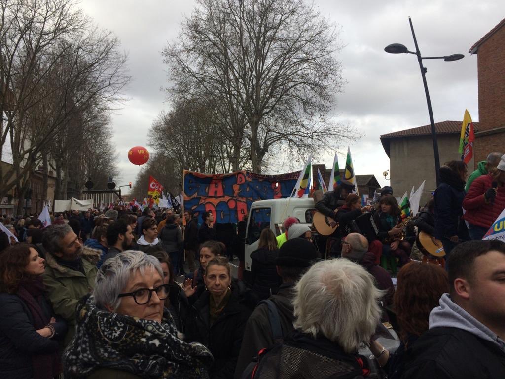 GINISTY11's tweet photo. #manifestation #17decembre2019 #reformedesretraites des amis #ClubD12 #PS â #Paris #grenoble #Bordeaux #Toulouse  beaucoup de monde partout !  #Nonyapasquelescheminots ! CC @JMCambaceres @o_malbranque @HakimaNecib @JaneEstherDray @david_latchimy @marinamalbranqu https://t.co/A2IDMfL5jV