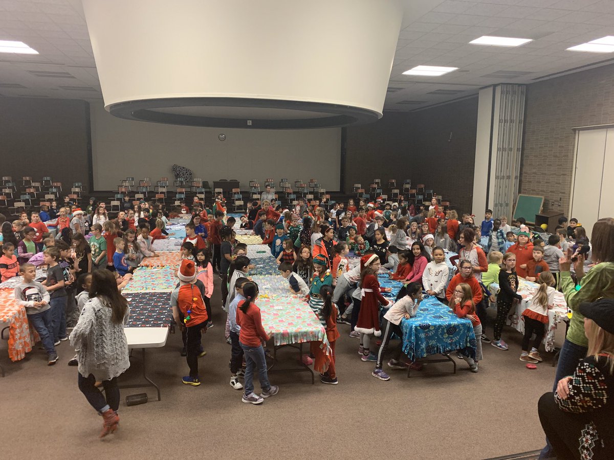 misspetrilla's tweet photo. Today is the day! First and Third Graders @PaynterRocks tied knots to make blankets for the Wrapped in Love charity. #kindness #nationalelfday #holidayspirit https://t.co/FEI5Rz2r2d
