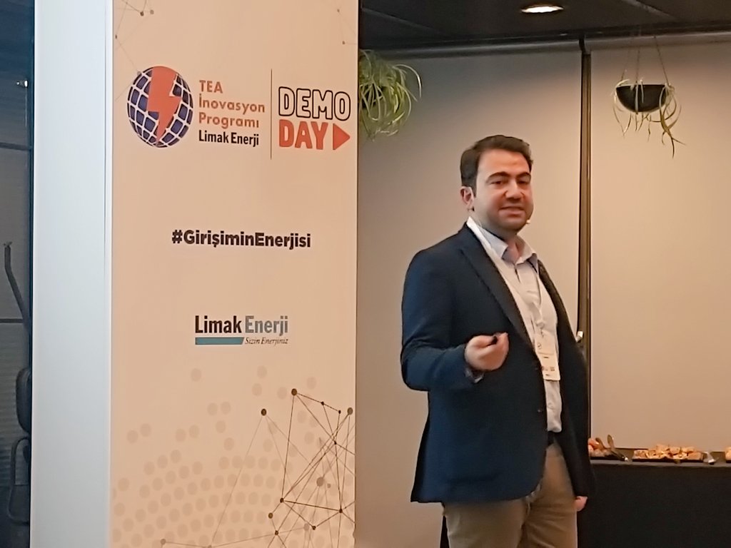 AysunDemirdogen's tweet photo. Mezunlarımız kıymetli 😌 ve takibimizde 🕵️♀️
Eski @nuvege'li, yeni @EGETeknopark
şirketi @loggma_ TEA Inovasyon Programı Demoday'de #güneşpaneli için #yapayzeka çözümü #solarify ile sahnede😎 #girisiminenerjisi https://t.co/zD4KVVukk9