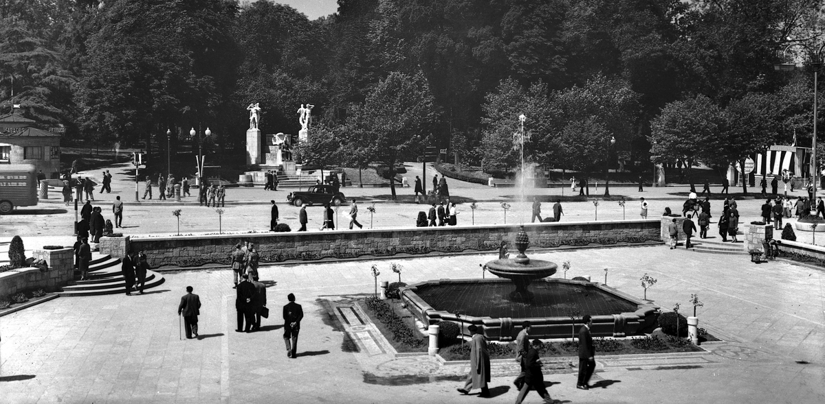 Histoviedo's tweet photo. De rabiosa actualidad la plaza Escandalera, una de las plazas de #Oviedo que más ha sufrido variaciones en distintas épocas,abonada a la transformación urbana como punto neurálgico de la ciudad.#EdicionesAlarde https://t.co/7oG5jQSfEG
