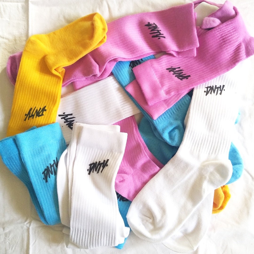 diainetiouaille's tweet photo. Les chaussettes sont dispo ! Teintées à la main et imprimées par nos soins. Rdv en dm ou sur le site pour cop ces douceurs https://t.co/FvvARwUcQ8  
Partagez un maximum la famille on compte sur vous 🙏 https://t.co/JYw5SJxK03