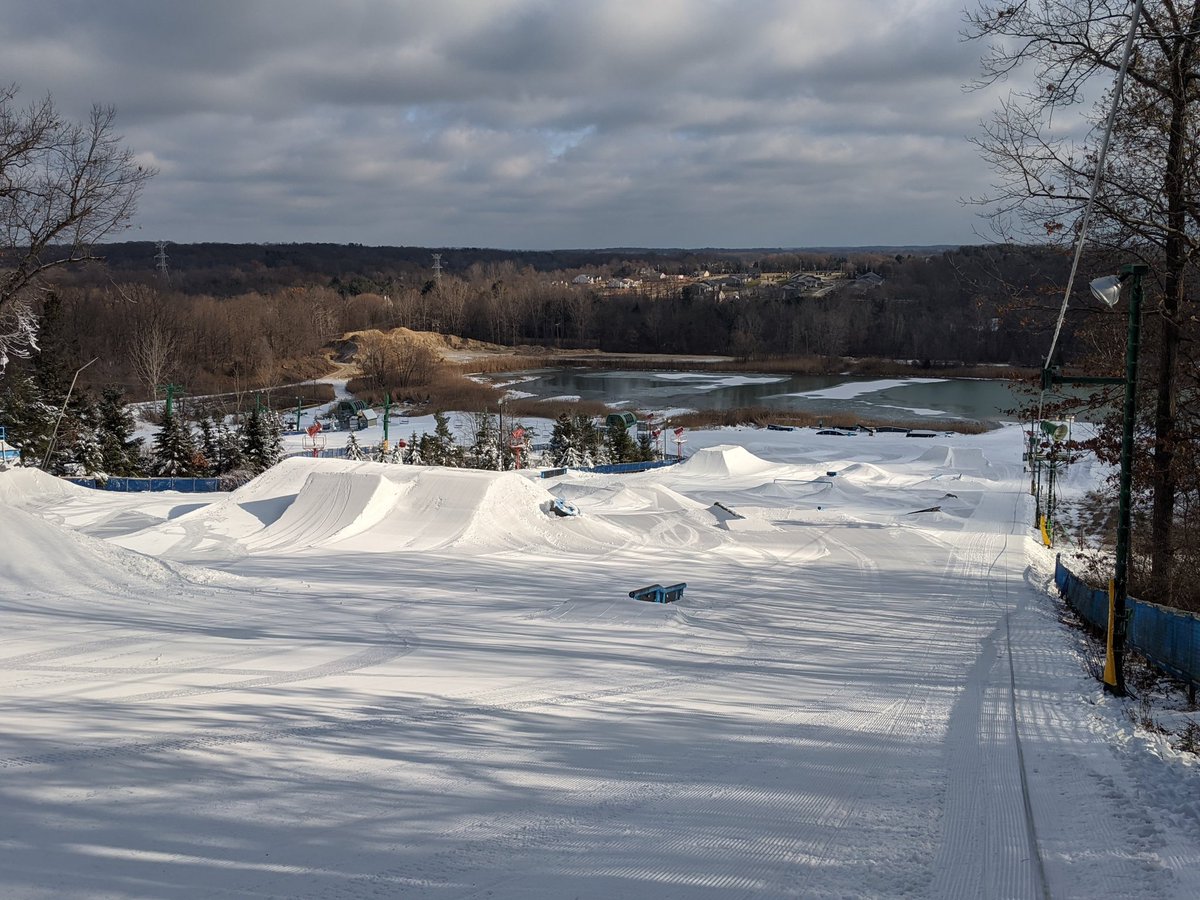SkiPineKnob's tweet image. The park looks amazing this morning! The @pineknobpark crew has done amazing work. Come on out and enjoy it all week - we’re open 10-10 weekdays, 9-10 Saturday, and 9-9 Sunday. 

#PKDoesIt #SkiPineKnob #Skiing #Snowboarding #MidwestSkiing #MidwestSnowboarding #TerrainPark #Gnar
