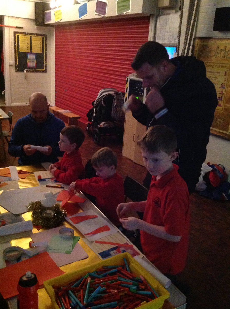 AshKnotty's tweet photo. Lovely to see our Dads getting hands on with our Christmas crafts ✂️📚🎄#lwqm #readinginstructions @ReadingatLLP https://t.co/HWSZORuowi