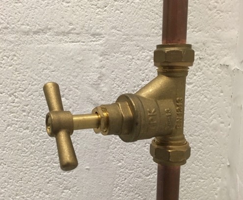 WaterRegsUK's tweet photo. If pipes freeze and burst in winter, you need to be able to shut off your water supply quickly to reduce the damage. Locate your stop tap today for peace of mind: https://t.co/PX6Hde4GA5 #StopTapTips https://t.co/L73W8CqecG