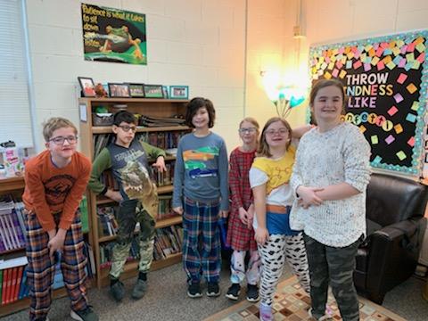 D70HIP's tweet photo. Starting off pajama day in the HIP classroom with some cookie decorating and cocoa. @D70shinyapple. https://t.co/ScH8seqGu4
