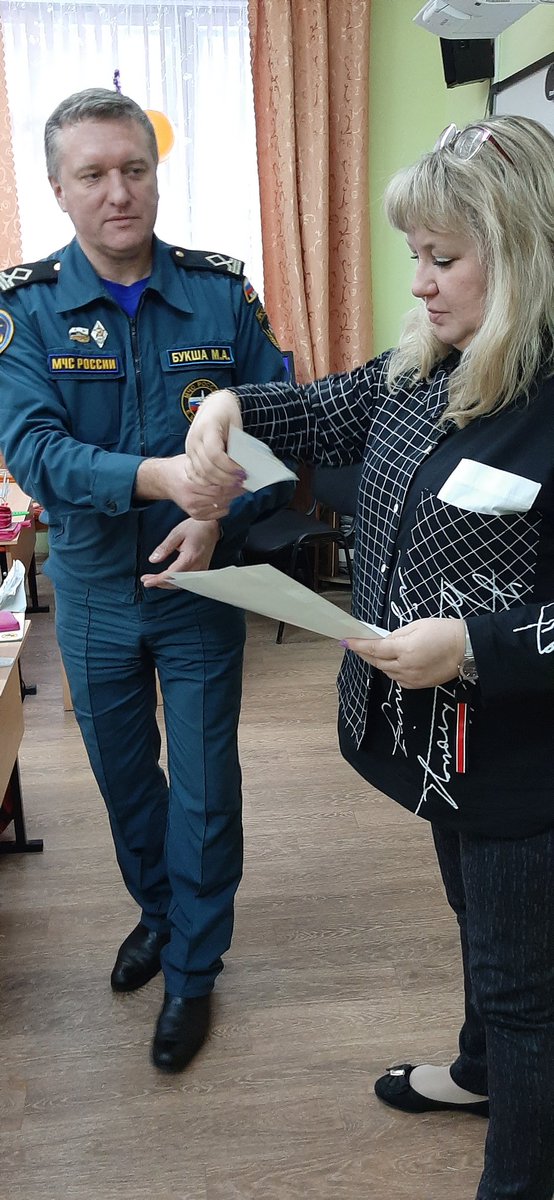 В преддверии новогодних каникул и связи с первыми случаями проваливания под лед, #сторонники_37 совместно с ГИМС МЧС провели информационные встречи со школьниками на тему  безопасности на льду.