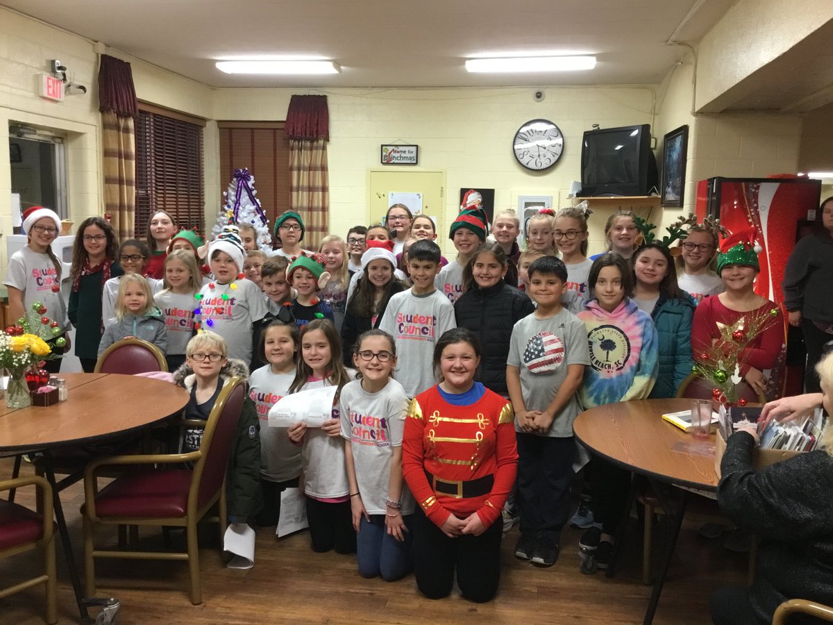 PatrickQuillen1's tweet photo. Our Student Council and Girls Growing Toward Greatness clubs sang holiday songs for the residents at Howard Haven. https://t.co/V6837Lw35q
