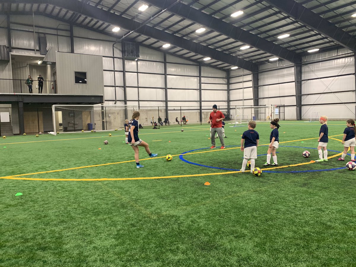 BeadlingSoccer's tweet photo. Last Juniors session of the winter is in the books. Great to have some of our older Beadling girls come out to help. We are proud to have so many player/mentors willing to share their skill and experience with younger players. #beadlingfamily #juniors #PlayitForward https://t.co/gmNPkFg2kF