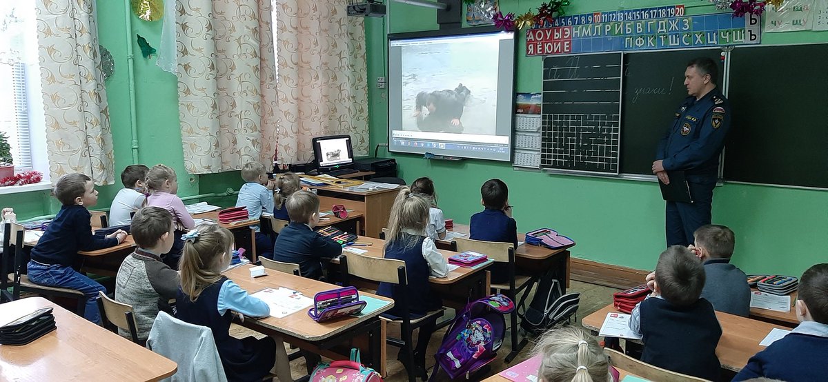 Куратор ЦПГИ Смородинова Ульяна и инспектор ГИМС МЧС Букша Михаил провели "Уроки безопасности на льду" в школах N15, 11, 41.