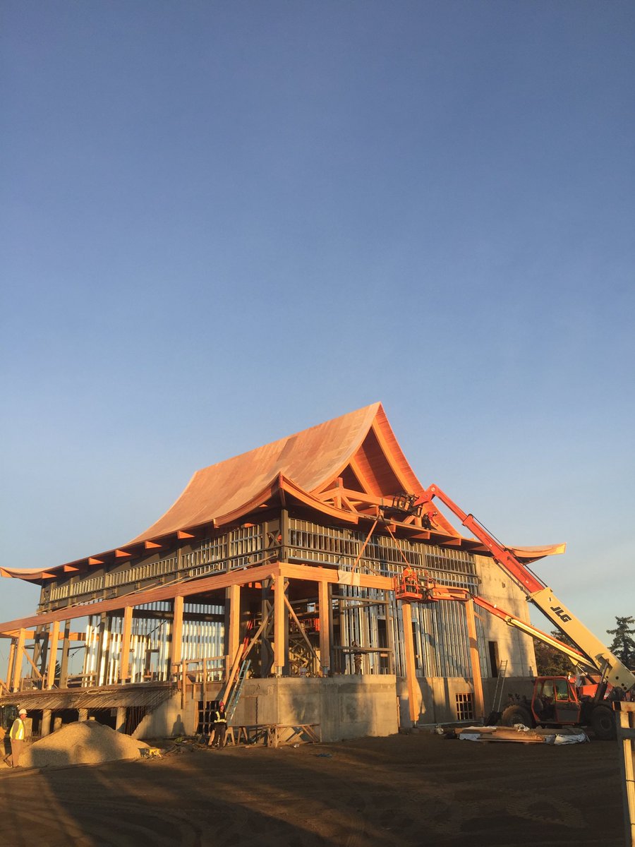 Mytec_Inc's tweet photo. Our crew had some serious fun installing the glulam roof system on Mui Kwok Temple. 75ft. clear span trusses, curved beams and a whole lot of Westdeck 👌🏽⁦#glulam #masstimber #MuiKwok ⁦@WesternArchrib⁩ https://t.co/xjx0ZYywj0