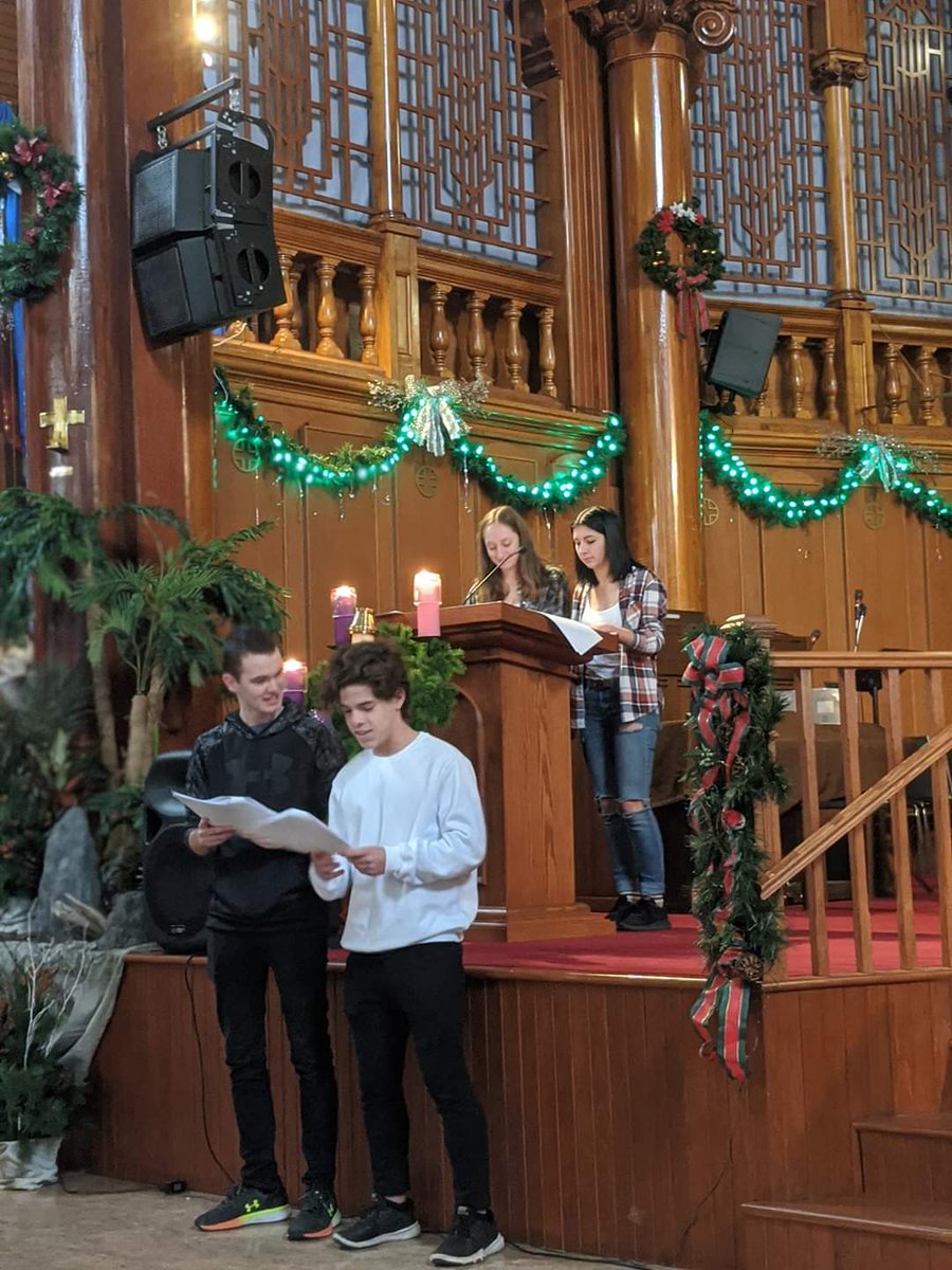 escembrun's tweet photo. Merci à Mme Racine, l'abbé Pommainville et aux élèves pour la belle célébration de Noël. De plus, félicitations aux 12e année qui ont remporté le concours karaoké. Bon temps de repos à tous! #recueillement #monESCE https://t.co/qqFbADMI7A
