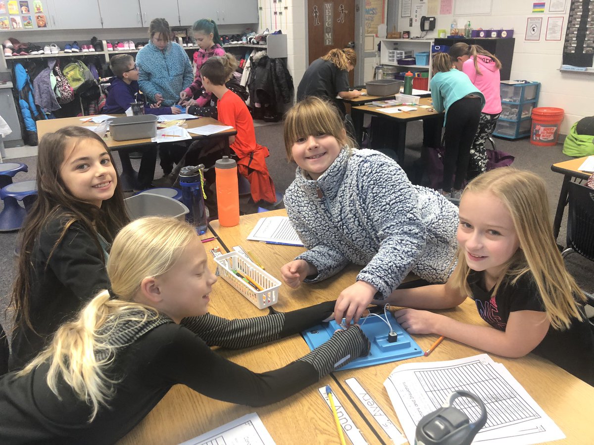 mrslistonclass's tweet photo. Learning about insulators and conductors! https://t.co/NNa52gxRUa