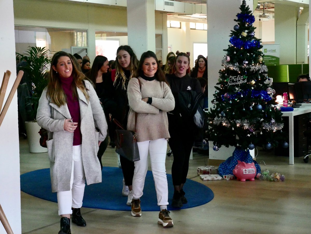 CertificaTICnet's tweet photo. Las alumnas de @albaydar visitan las oficinas de @Med_Interactiva para conocer cómo el proyecto #Certinet les introducirá en el nuevo idioma del presente, las #CompetenciasDigitales.
#CentrosCertinet #BrechaDigital #TransformaciónDigital https://t.co/6eEKNhVOf8
