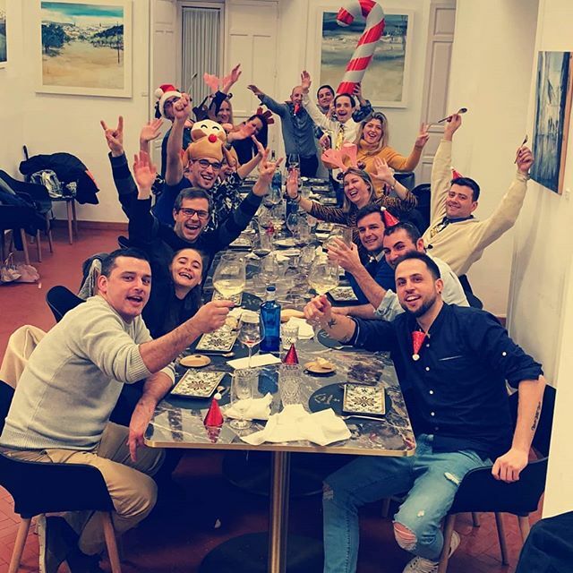 Ayer todo el equipo del restaurante celebró su cena de navidad. Lo pasamos fatal como podéis comprobar en la foto.
Equipazo Eustaquio Blanco 👏👏