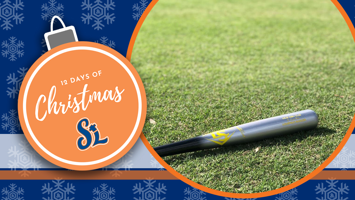 We've got a custom bat up for grabs for Day 🔟
To enter to win, RT and comment why you love the Mets in 🔟 words or less. 
Must be following to win!