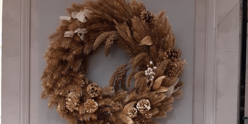 Noël approche... Jolie idée que d'accueillir les clients avec une couronne de l'Avent à son image !
Une réalisation #maniereetdescamps

A découvrir >> ow.ly/RYCJ50xALWl

#workplace #workspace #office #luxe #hotelmanager #hotellerie
#hotelier