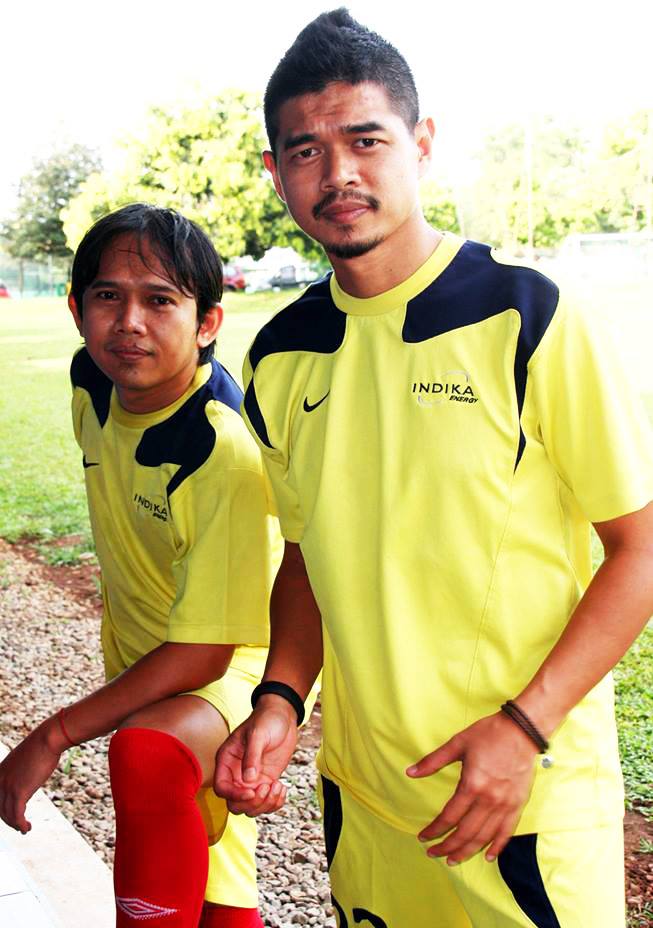 AlionelMessi_'s tweet photo. LAKI-LAKI SEJATI TAK PERNAH MENANGIS. TAPI HATINYA BERDARAH. 
Yg sebelah kanan baru sj mengumumkan "GANTUNG SEPATU". Yg sbelah kiri td siang NYUCI SEPATU  krn habis main di lapangan becek.
Matur suwun Lek @bepe20, sdh mengajarkan bgmn menjadi profesional di dlm dan luar lapangan. https://t.co/74BtM0eGex