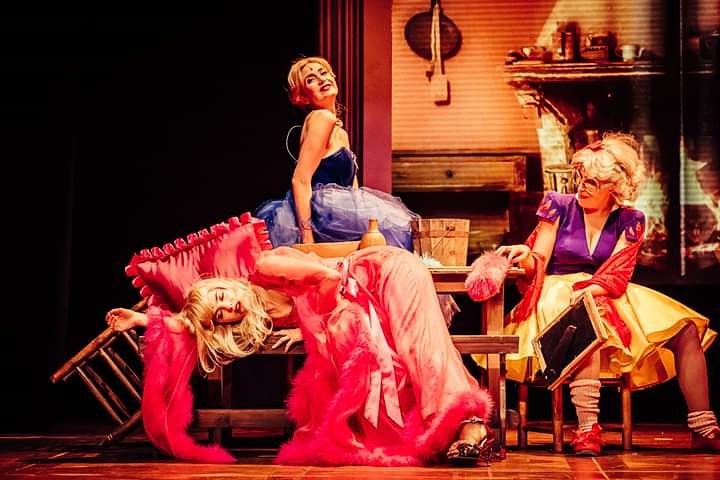 jvernemusical's tweet photo. Elles sont charmantes mais n'attendent pas forcément le Prince...
Découvrez nos princesses au @TheatreEdouard7 ;)

📸 Stéphane Kerrad
#JulesVerne #JverneMusical #ComedieMusicale #Edouard7 #Paris https://t.co/PfRkngfF9K